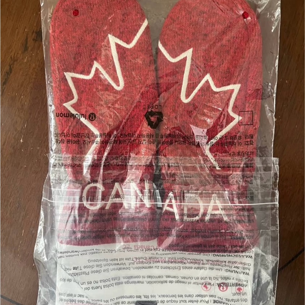 lululemon athletica Team Canada Mittens NWT